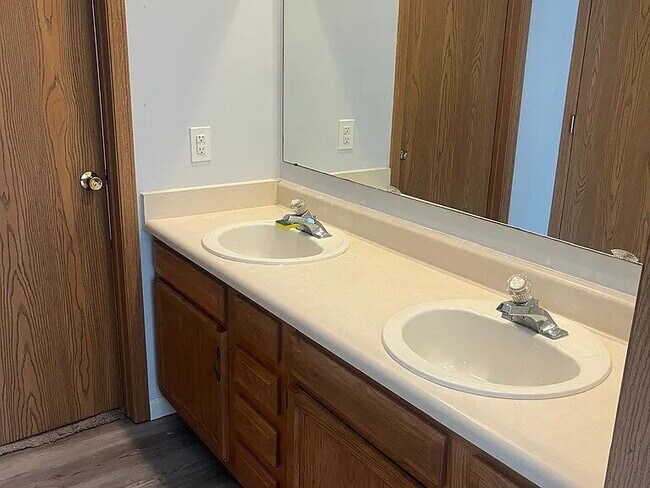 Foto del edificio - The home features beautiful LVP flooring, granite countertops, stainless steel appliances, and a ...
