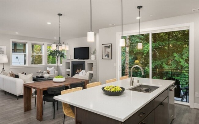 Foto del edificio - Stunning 4-bedroom, 3.5-bath end-unit town...