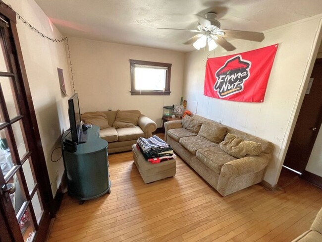 Building Photo - 1323 St James Ct