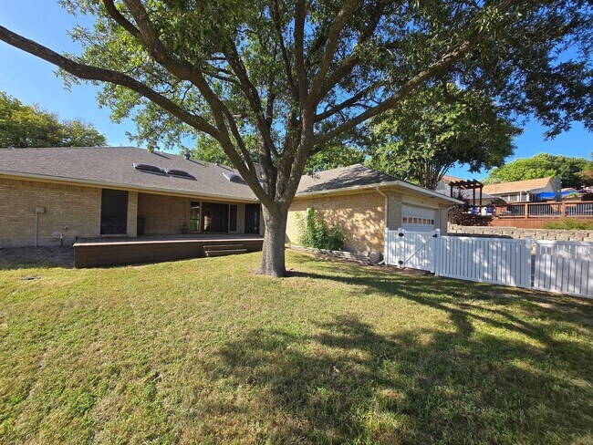 Building Photo - Stunning 4-bd 2.5 bath