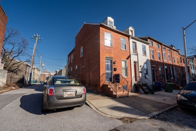 Foto del edificio - Renovated Townhome in Hollins Market Neigh...
