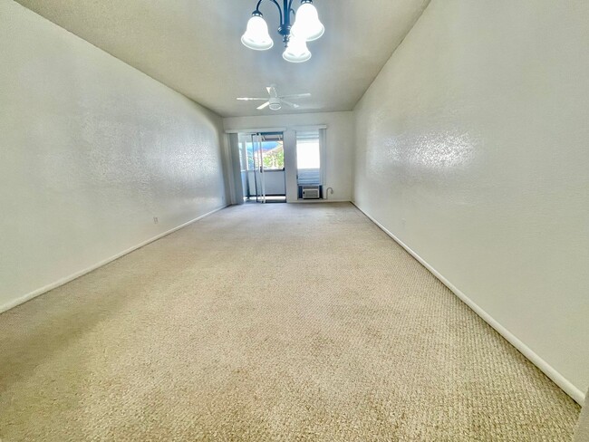 Foto del edificio - 2 Bed, 2 Bath Townhouse in Salt Lake near Stadium Mall & Rail Station!