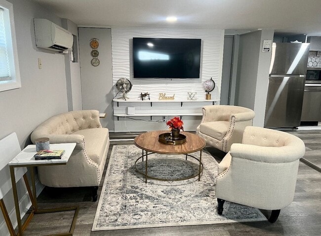 Building Photo - One Bedroom One Bath Furnished Apartment