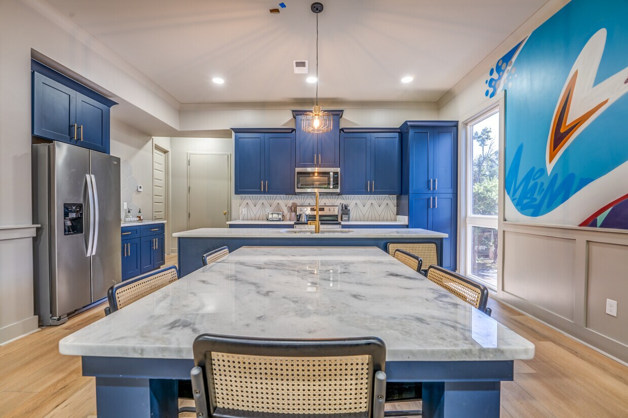 Foto principal - 2283 Young Ave