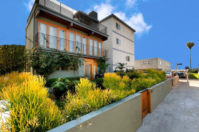 Building Photo - 14 Anchorage St