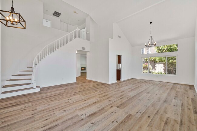 Building Photo - 2472 Notre Dame Cir