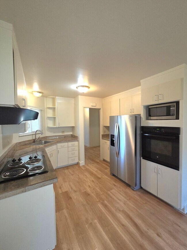 Building Photo - Beautiful 3 bedroom, 2 bath home available now