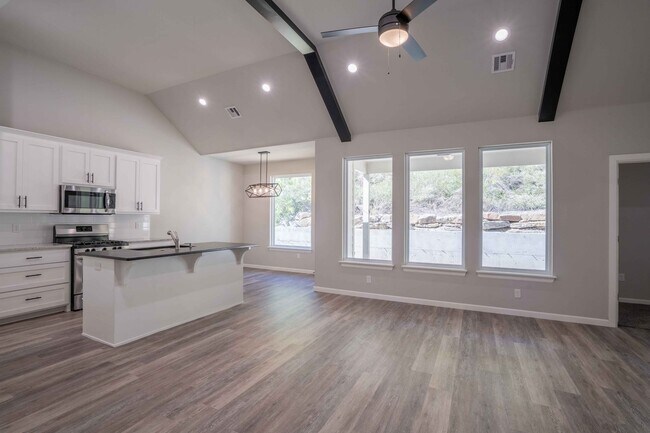 Foto del edificio - Stunning 3 Bed 2 Bath In Quiet Neighborhood