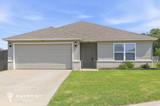 Building Photo - 2048 Bentwood Dr