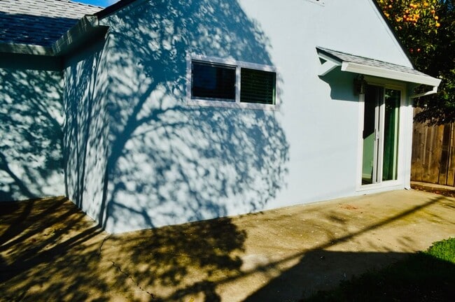 Building Photo - 940 Evelyn Ln