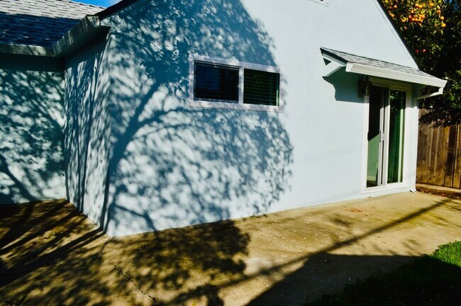 Foto del edificio - 940 Evelyn Ln