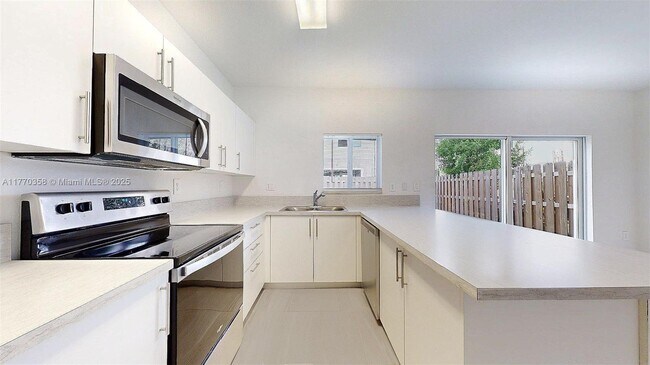 Foto del edificio - 388 NW 12th Pl