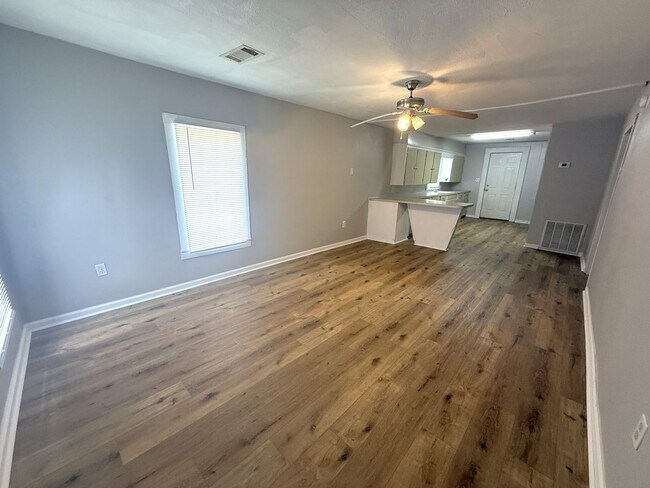 Foto del edificio - Cozy 2-Bed, 1-Bath Home with a large backyard!!