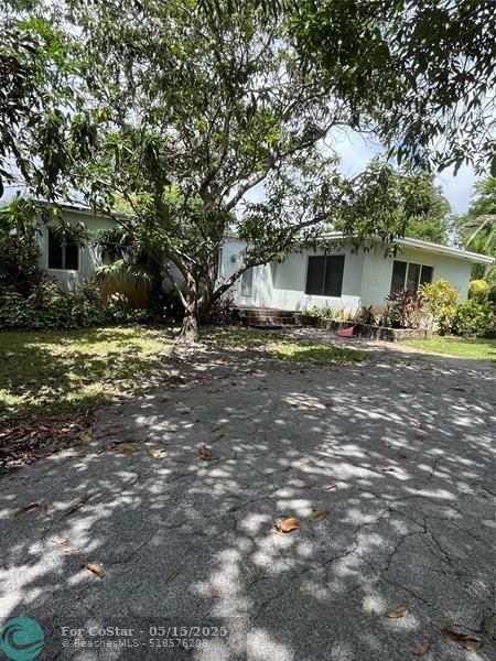 Foto principal - 817 NE 37th St