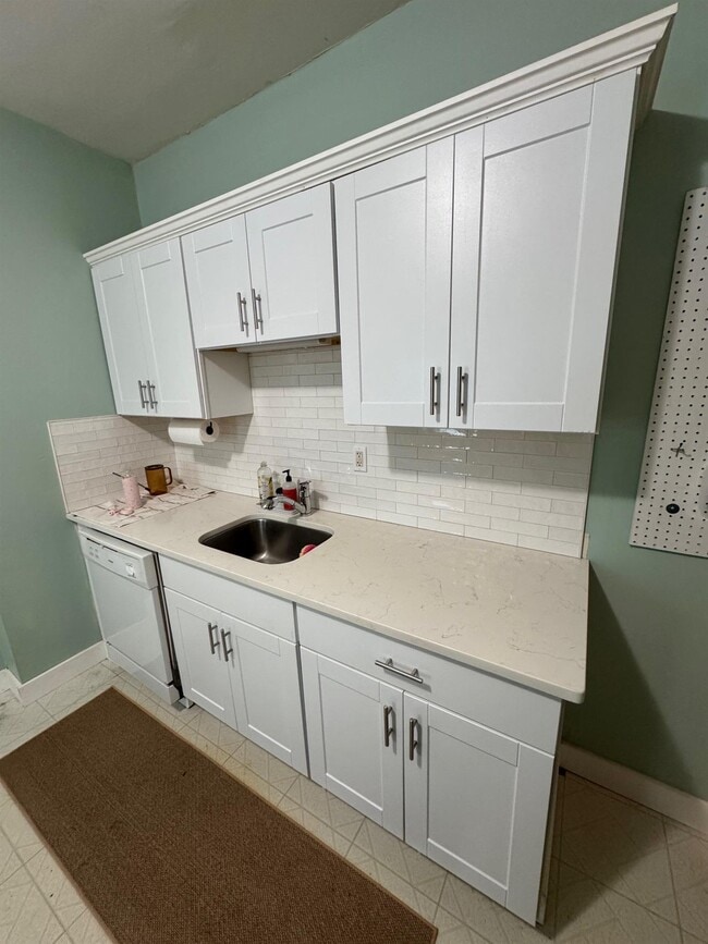 Building Photo - 22 Spencer Ave