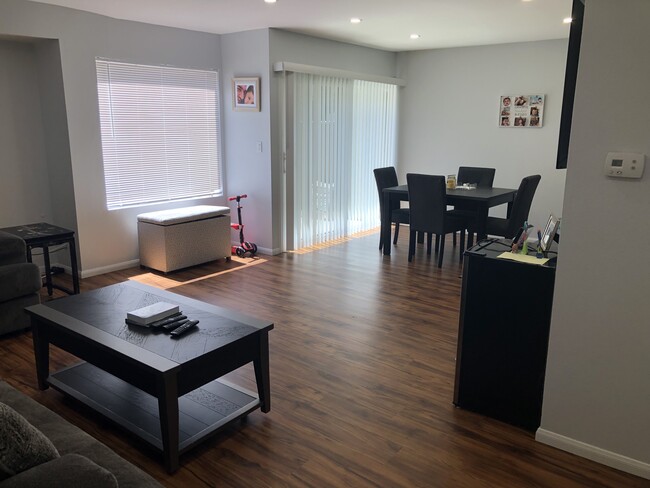 Foto del edificio - 10780 Woodley Ave