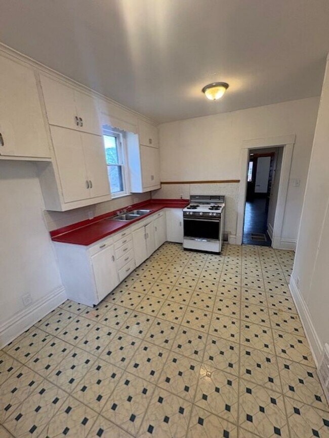 Building Photo - 1605-1605 N Linn St