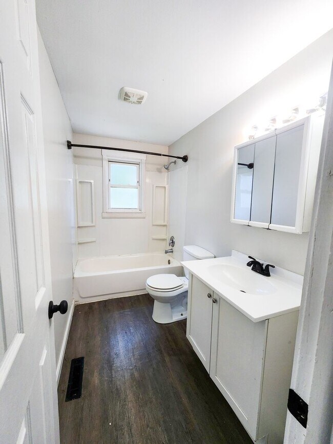 Building Photo - Newly Remodeled 3 Bedroom Home!