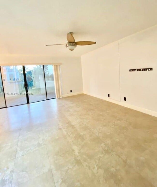 Foto del edificio - 8801 W Sample Rd