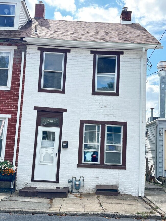 Foto del edificio - 2 BR Home Available in Catasauqua, PA