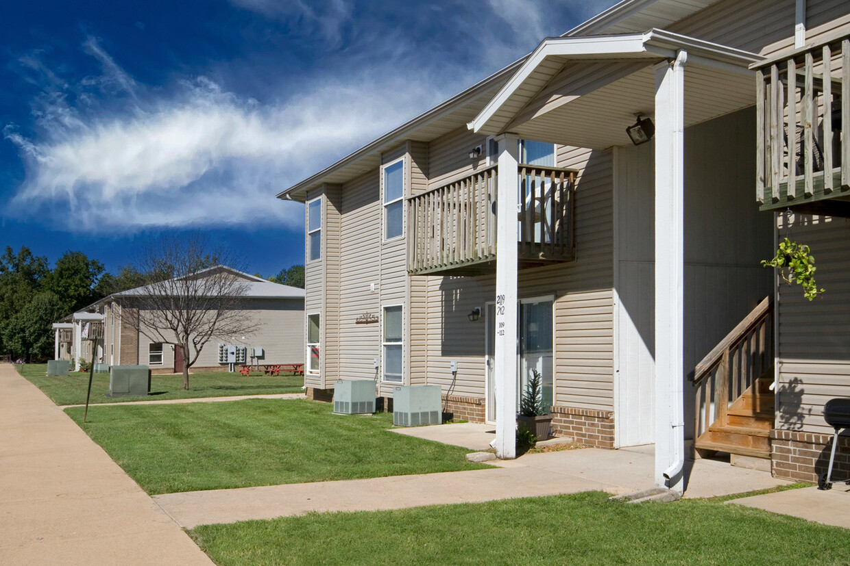 Primary Photo - Lombard Heights Apartments