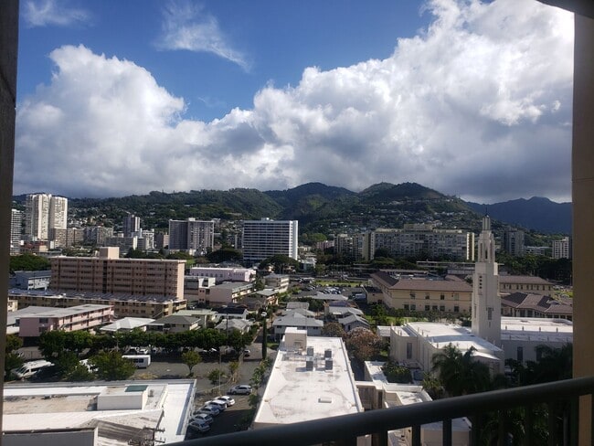 Building Photo - Must see One Kalakaua Unit