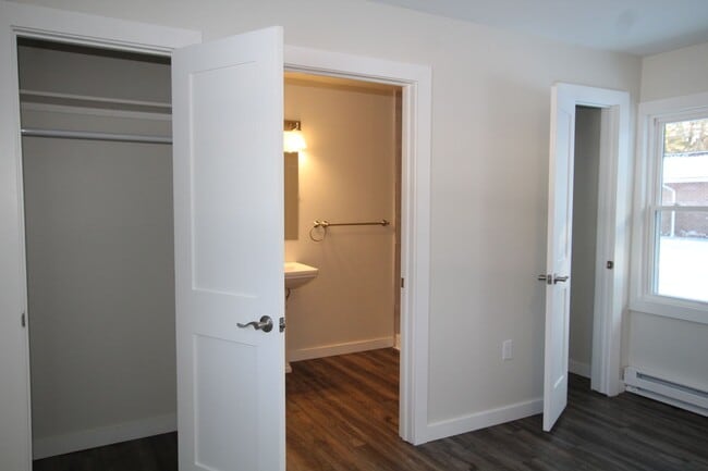 Building Photo - Beautifully remodeled and completed 1 bedroom apartment. FREE MONTH OF RENT!*