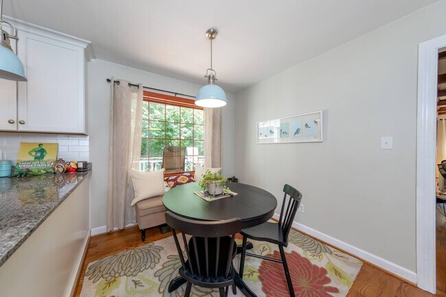Foto del edificio - Spacious Colonial in Queens Lake