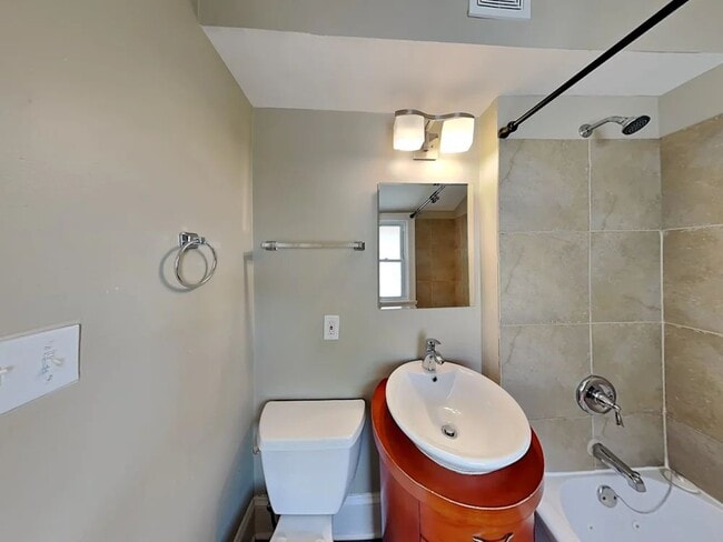 Foto del edificio - 864 Carpenter Ave