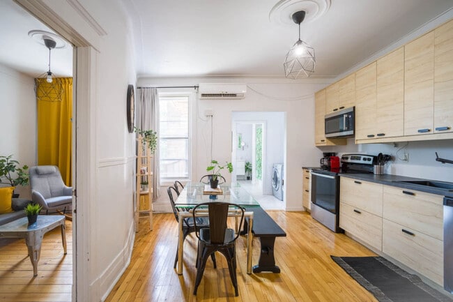 Building Photo - 2394 Rue Frontenac