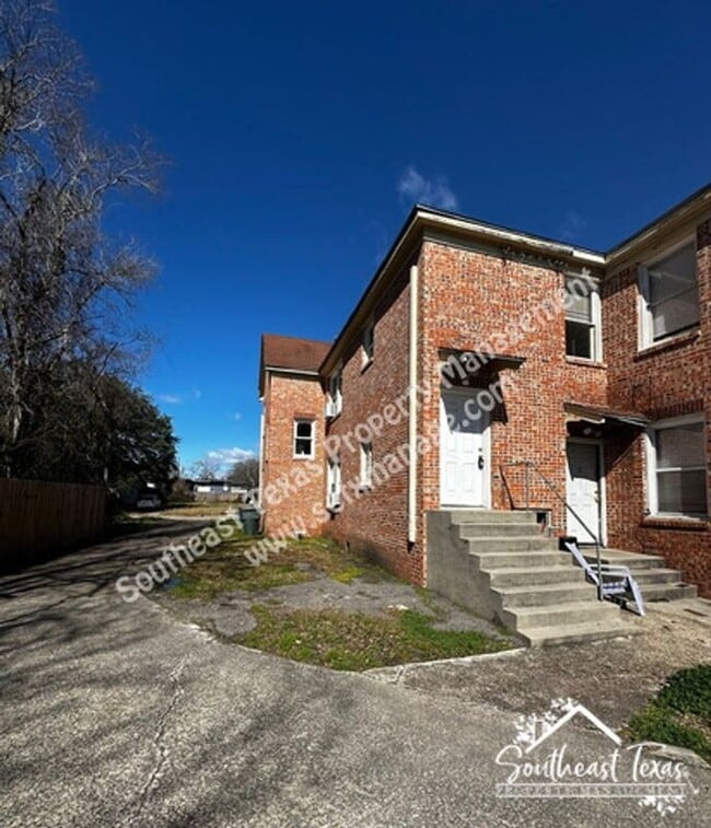 Building Photo - 2333 Angelina St