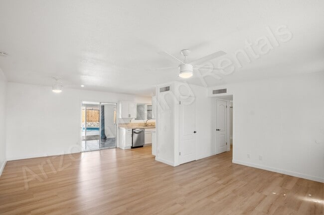 Building Photo - AFFORDABLE POOL HOME!