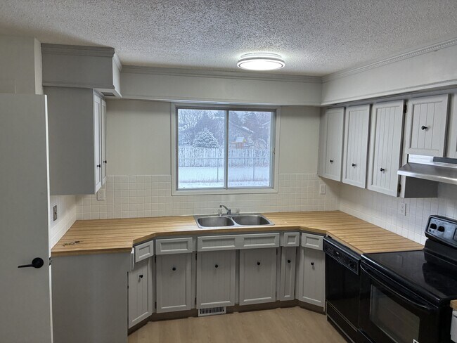 Photo du bâtiment - 6637 Poplar Dr