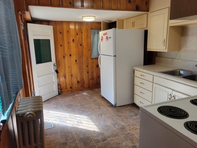 Building Photo - 508 S Huttig Ave