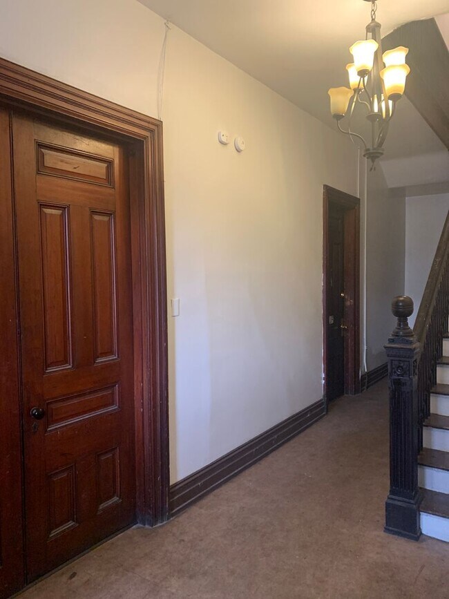 Building Photo - Available Now! 1st Floor 1 Bedroom Near Yo...