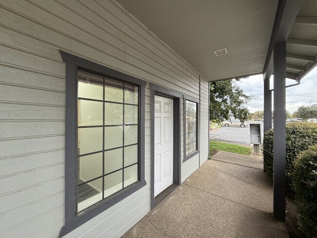 Foto del edificio - 2889 Cohasset Rd