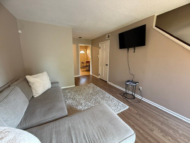Foto del edificio - 1315 W Meadowview Rd