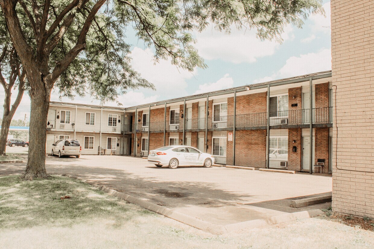 Melvindale Square Apartments at 17250 Raupp St Melvindale, MI
