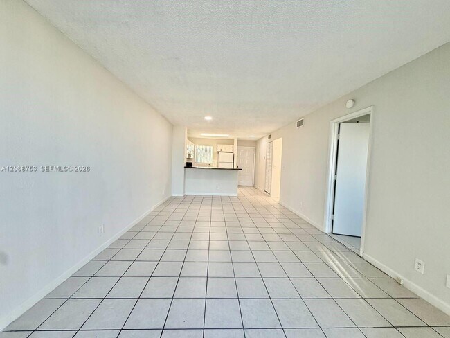 Foto del edificio - 8750 N Sherman Cir