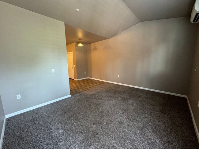 Building Photo - 4255 Hawthorne Ave NE