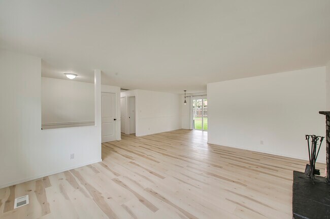 Building Photo - 984 E Ironside Dr
