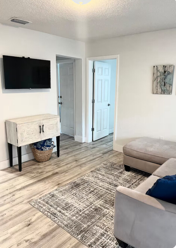 Foto principal - 210 S H St
