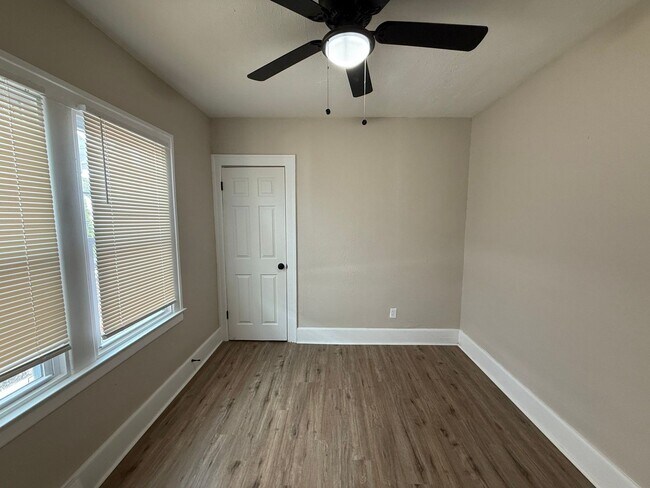 Foto del edificio - Renovated 3-Bedroom Home – We Welcome Sect...