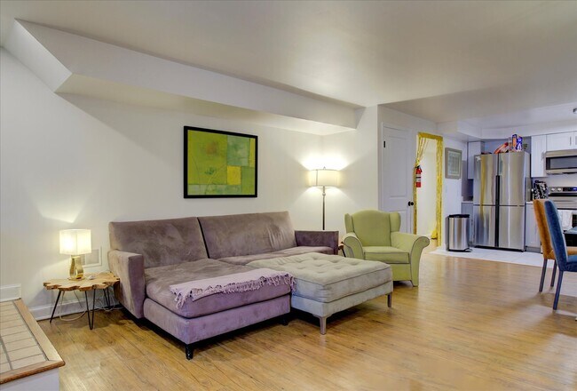 Foto del edificio - Charming 2 Bedroom 2 Bath Apartment in Was...