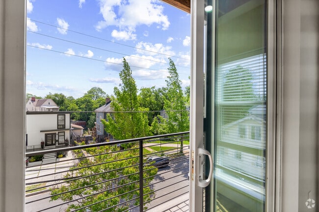 2BR, 2BA - 770SF - Balcony - Evergreen Apartments