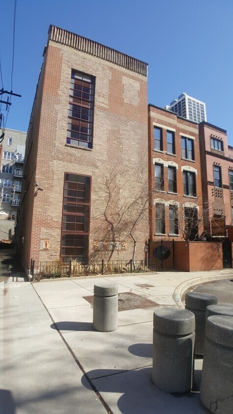 Primary Photo - 160 W Burton Pl