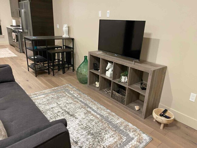 Building Photo - 880 W River St