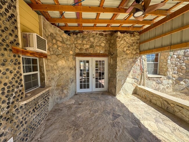Building Photo - 400 N Smiling Dog Trail