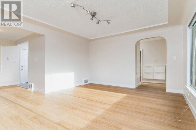 Building Photo - 57 E 63rd Ave
