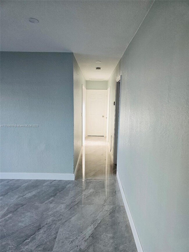 Foto del edificio - 3310 NW 8th St